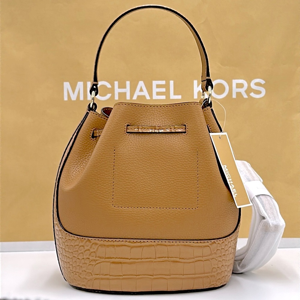 MICHAEL KORS
Reed Medium Pebbled Leather Belted Bucket Messenger SatchelCrossbo - Picture 4 of 16